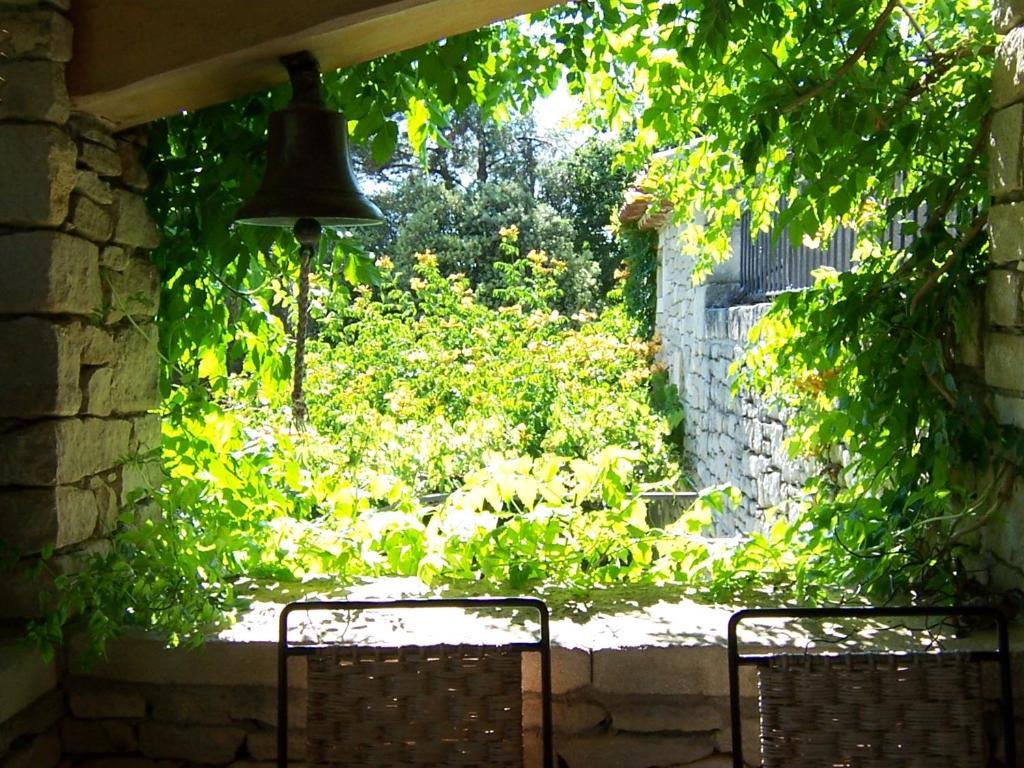 Lou Granos Bed & Breakfast Gordes Bagian luar foto